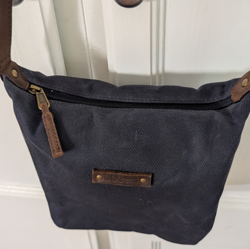 Like New L.L.Bean Waxed Canvas Crossbody‎ 7"H x 7"W x 3"D - Picture 5 of 10